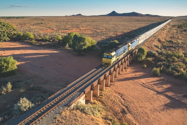 L'Indian Pacific se frayant un chemin à travers l'Australie du Sud © Journey Beyond Rail