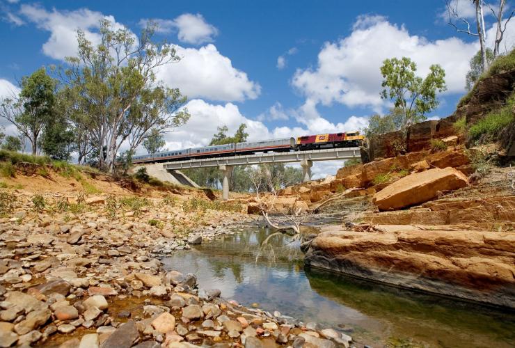 Le Spirit of the Outback sur le Queensland Rail dans l'arrière-pays du Queensland © Queensland Rail
