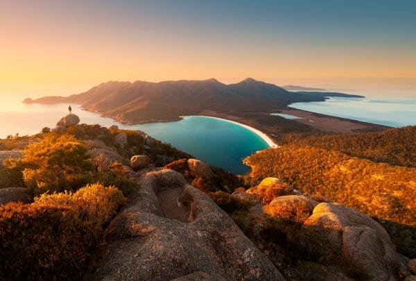 Randonneur contemplant Wineglass Bay dans le Freycinet National Park de Tasmanie © Matt Donovan
