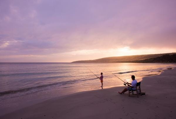 Deux personnes pêchant sur la plage au coucher du soleil à Kangaroo Island © South Australian Tourism Commission