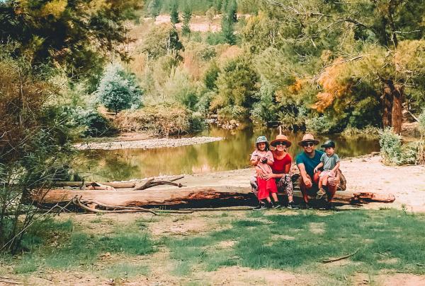 Une famille pause devant l'appareil photo dans une réserve naturelle © Merima Baralic