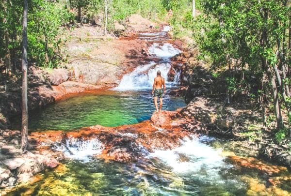 Des visiteurs en train de se baigner à Buley Rockhole © Tourism NT/Dan Moore
