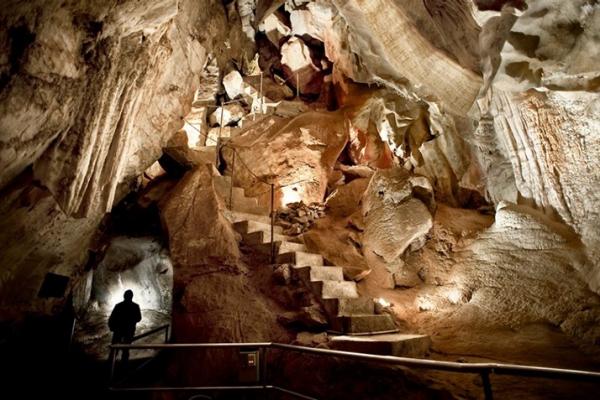 Jenolan Caves, NSW © DNSW
