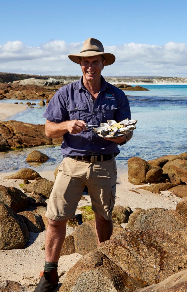 David “Lunch” Doudle von Australian Coastal Safaris bei der Arbeit © Tourism Australia