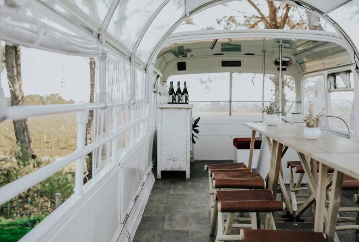 La salle de dégustation dans le bus d'époque à deux étages rénové de Down The Rabbit Hole © SATC / Frances Smith