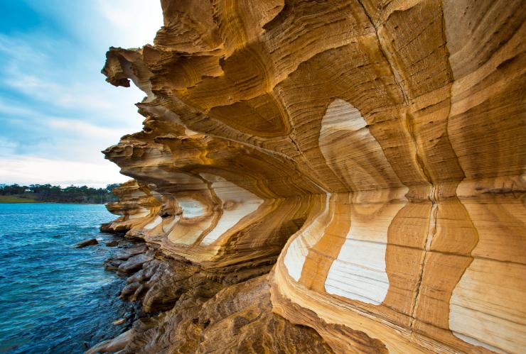 Le long de la Maria Island Walk, vous passerez devant des rochers millénaires tels que les Painted Cliffs © Maria Island Walk / Great Walks of Australia