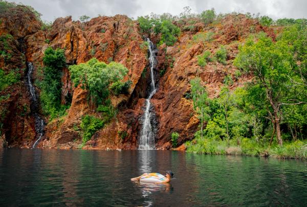 Amis se relaxant sur des bouées autour des Wangi Falls, Litchfield National Park, Territoire du Nord © Tourism NT