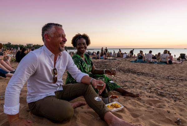 Couple au marché nocturne de Mindil Beach, Darwin, Territoire du Nord © Tourism NT