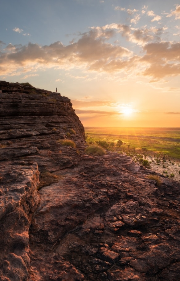 Homme debout sur le rocher d'Ubirr, Kakadu National Park © Tourism NT/Daniel Tran