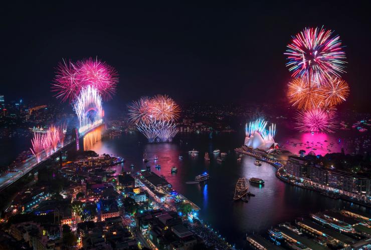 Kembang api Pesta Malam Tahun Baru di seberang Sydney Harbour, Sydney, New South Wales © Destination NSW