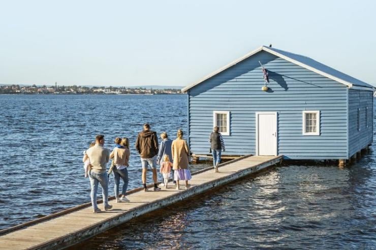 Pengunjung di dermaga yang menuju Crawley Edge Boatshed biru yang ikonik di Sungai Swan, Perth, Australia Barat © Tourism Australia