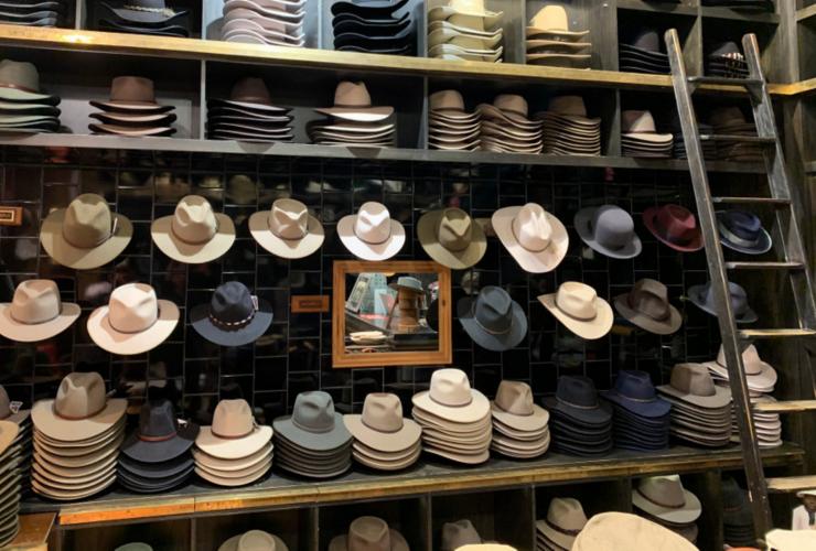 Topi Akubra dijual di toko Akubra di Kempsey © Akubra