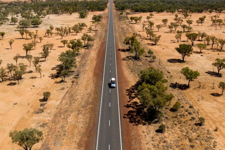  Mobil melaju di sepanjang Matilda Way di Outback Queensland © Tourism and Events Queensland