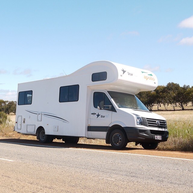 Campervan parkir di tepi jalan di sepanjang Tin Horse Highway © Tourism Australia