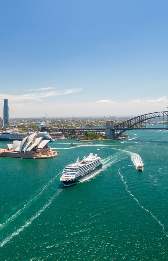 Pesawat Qantas melintasi Sydney Harbour Bridge, Sydney, NSW © Qantas Airways