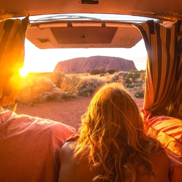 Matahari terbit di Uluru, NT © Tourism Northern Territory