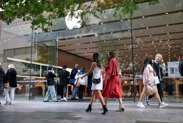 Pejalan kaki berjalan di jalur khusus pejalan kaki Rundle Mall, Adelaide, South Australia © South Australian Tourism Commission 