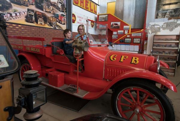 Keluarga di National Road Transport Hall of Fame di Alice Springs, Northern Territory © Tourism NT/Chris Tangey
