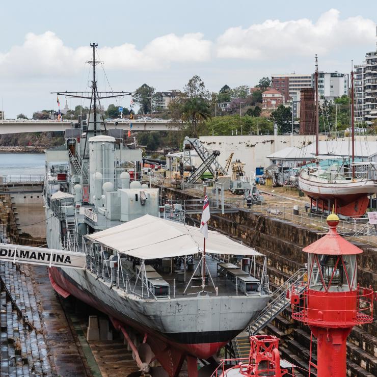  Kapal pengawal river-class HMAS Diamantina di South Brisbane Dry Dock yang tercantum sebagai situs warisan, Queensland Maritime Museum, Brisbane, Queensland © Museum Network Queensland