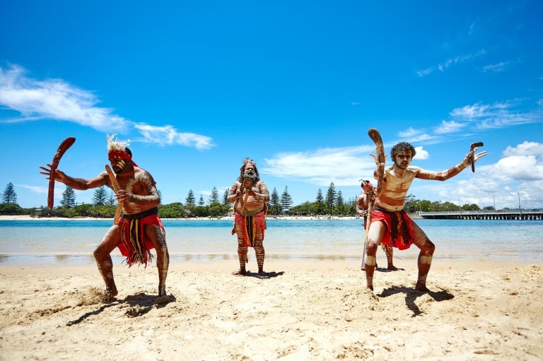 Pertunjukan Aborigin di Jellurgal Cultural Tour, Burleigh Heads, Queensland © Chris Proud, Tourism and Events Queensland