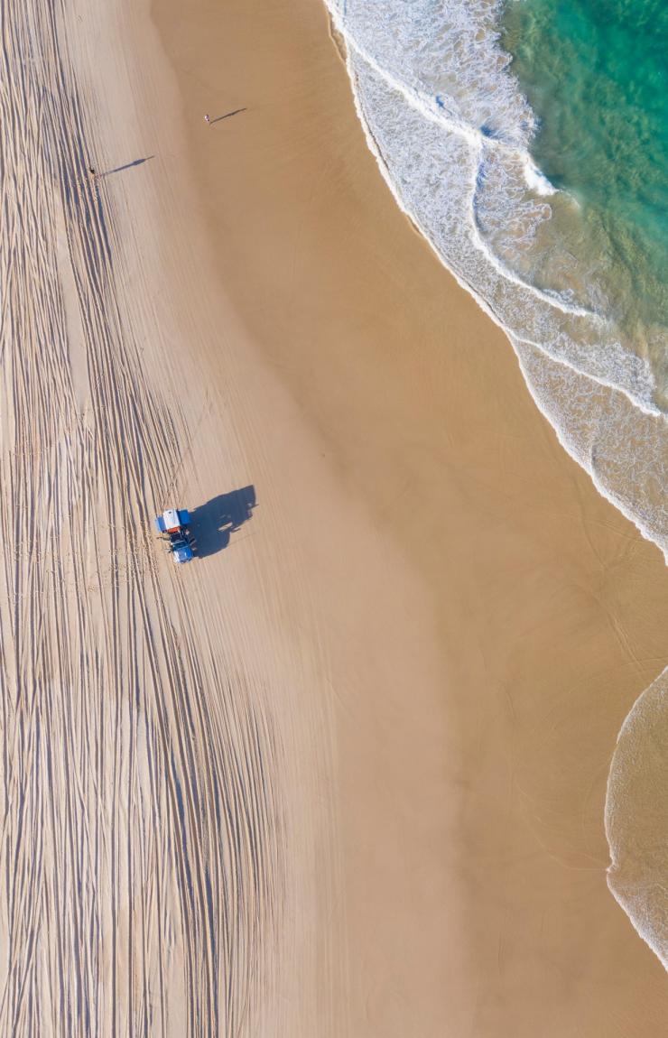 Mengemudi sepanjang pantai di North Stradbroke Island © Tourism and Events Queensland