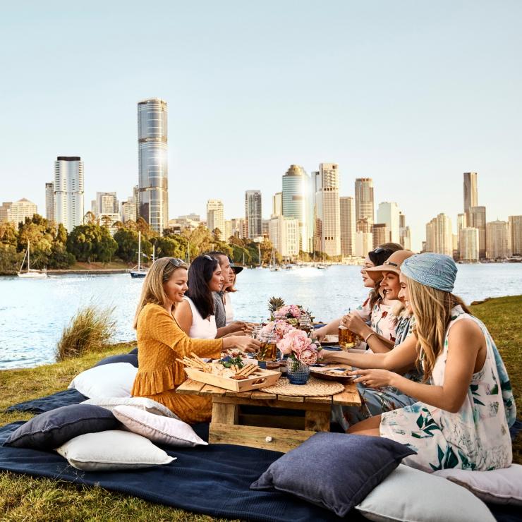 Sekelompok teman sedang piknik di Kangaroo Point, Queensland © Brisbane Marketing