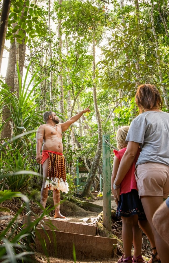 Pengunjung mempelajari budaya penduduk asli saat sedang berada di kapal Dreamtime Dive and Snorkel © Tourism and Events Queensland
