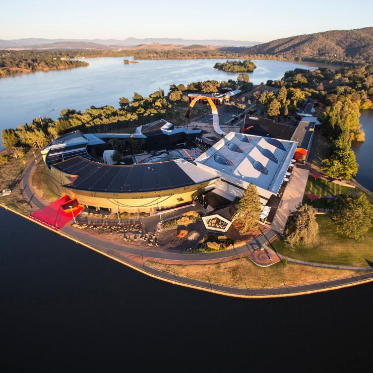 Pemandangan National Museum of Australia, Canberra, Ibu kota Australia dari atas © Adam McGrath of HCreations, VisitCanberra