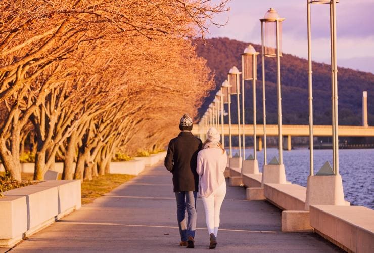 Pasangan berjalan-jalan di Lake Burley Griffin, Canberra © Lightbulb Studios for VisitCanberra