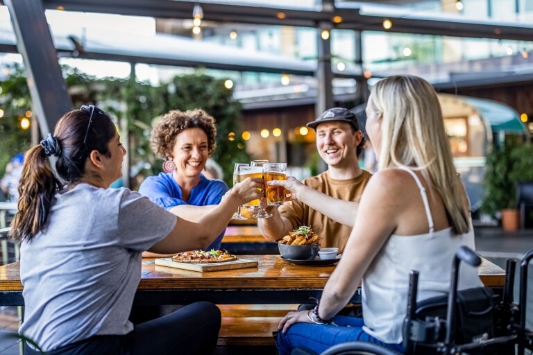 Minuman di Lola's Pergola di Darwin © Tourism NT/Nick Pincott