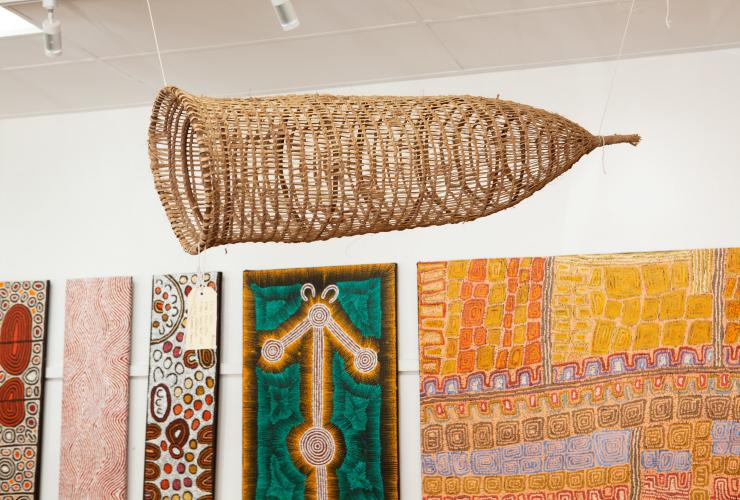 Seni Aborigin di Mason Art Gallery in Darwin © Tourism NT/Mason Art Gallery