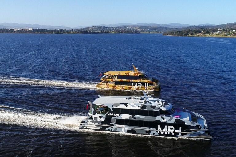 Kapal feri Mona Roma, MR-I dan MR-II di Derwent River, Hobart, TAS © MONA/Stu Gibson