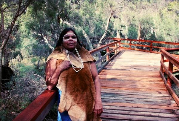 Kerry-Ann Winmar dari Nyungar Tours di Kings Park and Botanic Gardens © Kerry-Ann Winmar