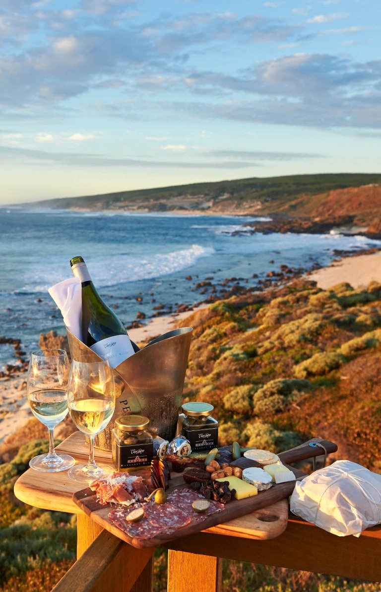 Sajian kuliner dan anggur di tepi pantai, Cape Lodge, Margaret River, WA © Frances Andrijich