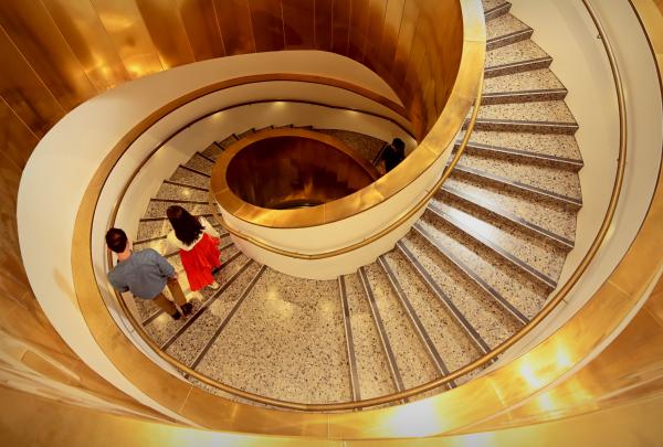 Tangga berkelok berwarna emas di WA Museum Boola Bardip di Perth, Western Australia © Tourism Western Australia