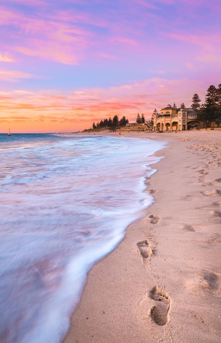 Matahari terbenam berwarna merah muda di Cottesloe Beach, Perth, Western Australia © Tourism Western Australia 