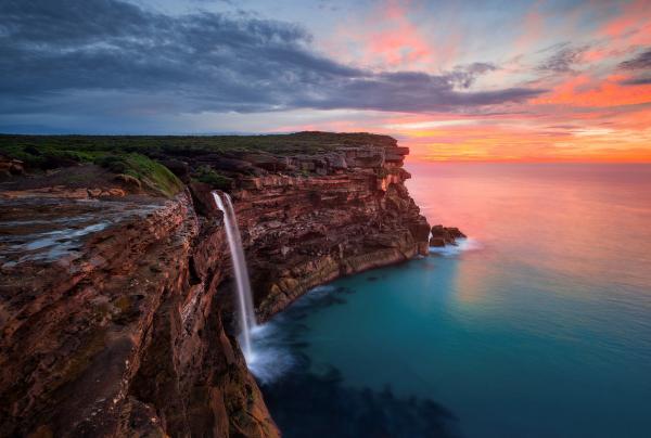 Matahari terbit di Curracurrong Falls dan Eagle Rock di Royal National Park, Sydney © Destination NSW