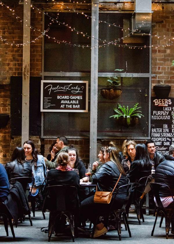 Duduk di bar Since I Left You di Sydney © Ashley Mar