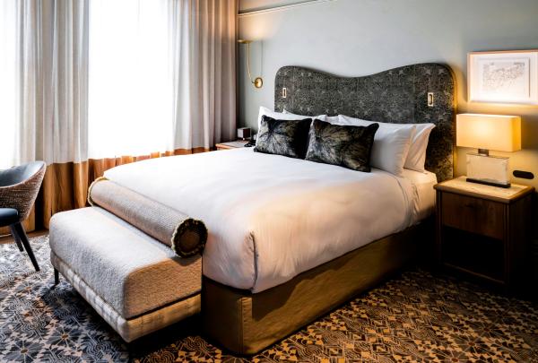 Kamar hotel butik dengan tempat tidur besar dan karpet bergaya vintage di The Grand National by Saint Peter, Sydney, New South Wales © Christopher Pearce