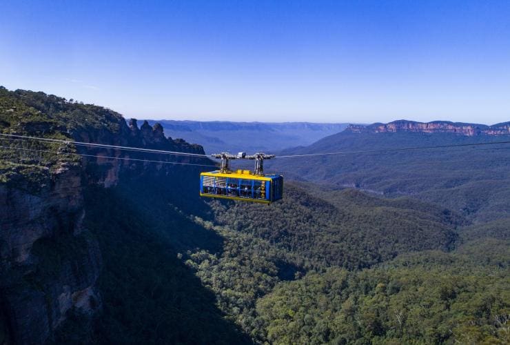 Pemandangan kereta gantung Scenic Skyway Scenic World di atas Blue Mountains, New South Wales © Destination NSW