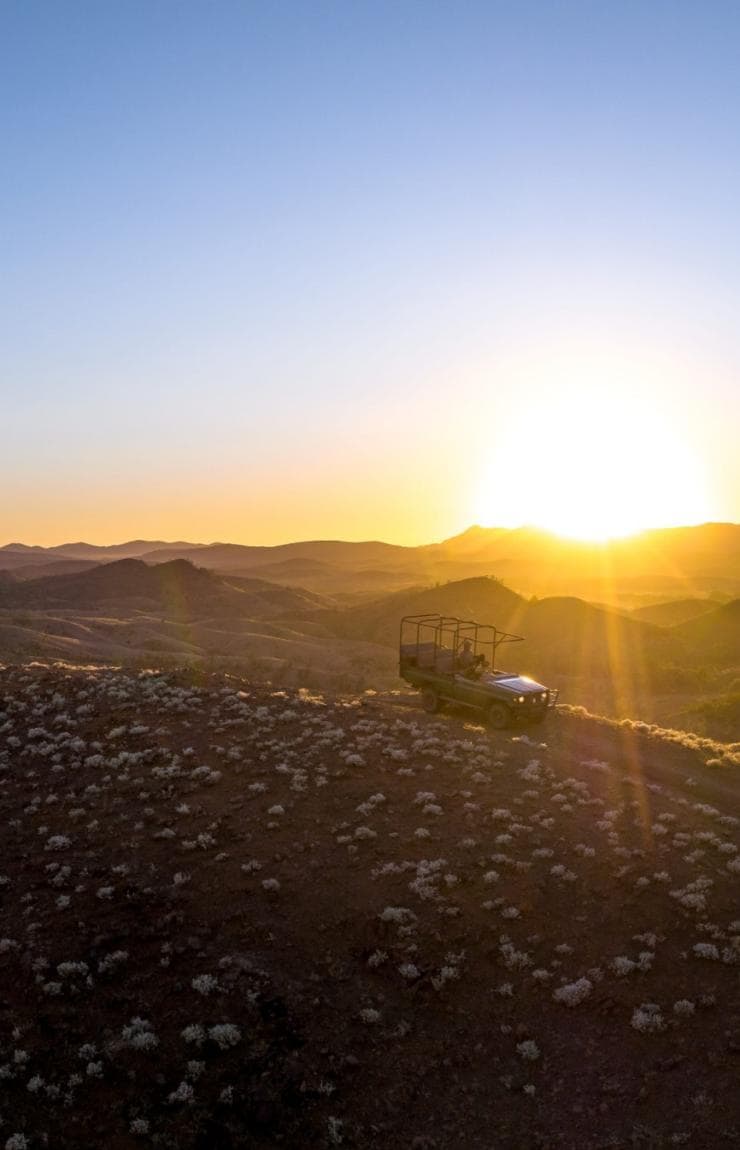 Kendaraan 4WD melaju di atas puncak-puncak di Arkaba Conservancy yang terjal, Flinders Ranges, South Australia © Isaac Foreman