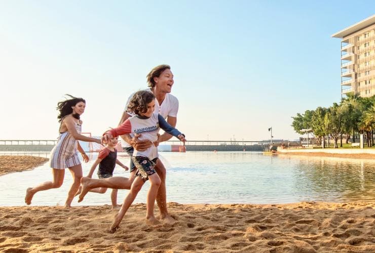 Kegembiraan bersama keluarga di Waterfront, Darwin, NT © Tourism NT/Shaana McNaught
