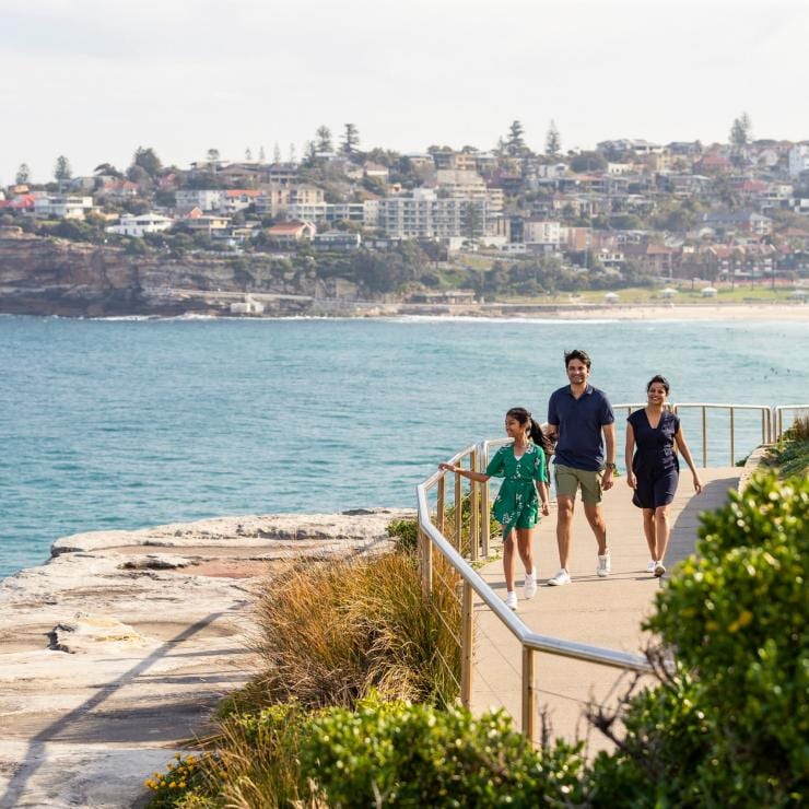 Keluarga menikmati jalan tepi pantai Bondi to Bronte di Pinggiran Timur Sydney © Destination NSW