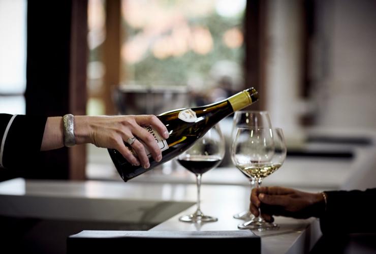 Reserve Chardonnay dituangkan di bar pencicipan Cellar Door di Yering Station © Yering Station