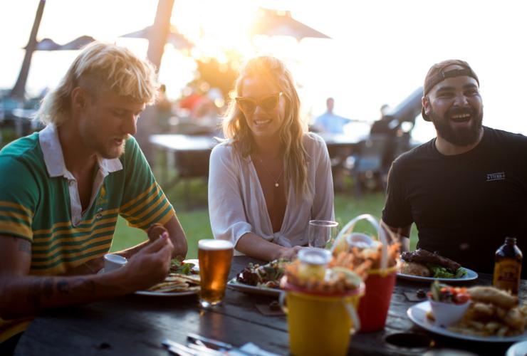 Menikmati makan malam bersama teman di Darwin Ski Club © Tourism NT/Cait Miers