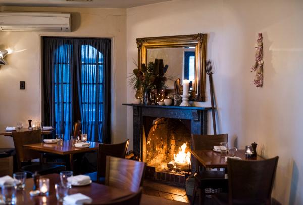 Ruang makan dengan perapian di Merrijig Inn di Port Fairy © Visit Victoria