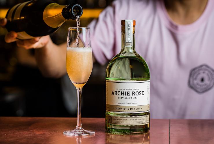 Bartender menyajikan minuman di Archie Rose Distillery di Sydney © Archie Rose