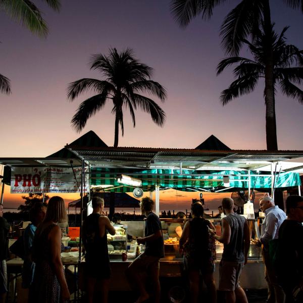 Kios makanan saat matahari terbenam di Mindil Markets di Darwin © Tourism NT/Mindil Beach Sunset Markets