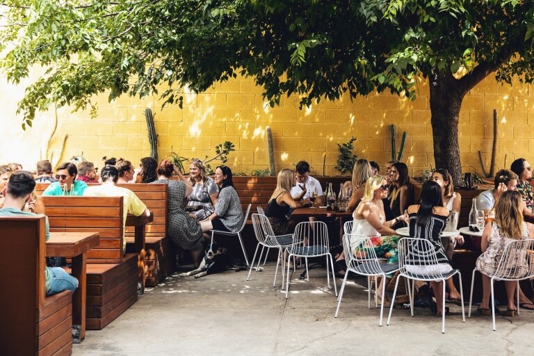 Area makan di luar ruangan di bar Oddio di dekat Bowden © @josiewithers / @oddiobowden