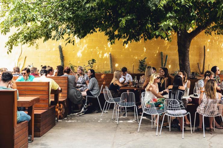 Area makan di luar ruangan di bar Oddio di dekat Bowden © @josiewithers / @oddiobowden